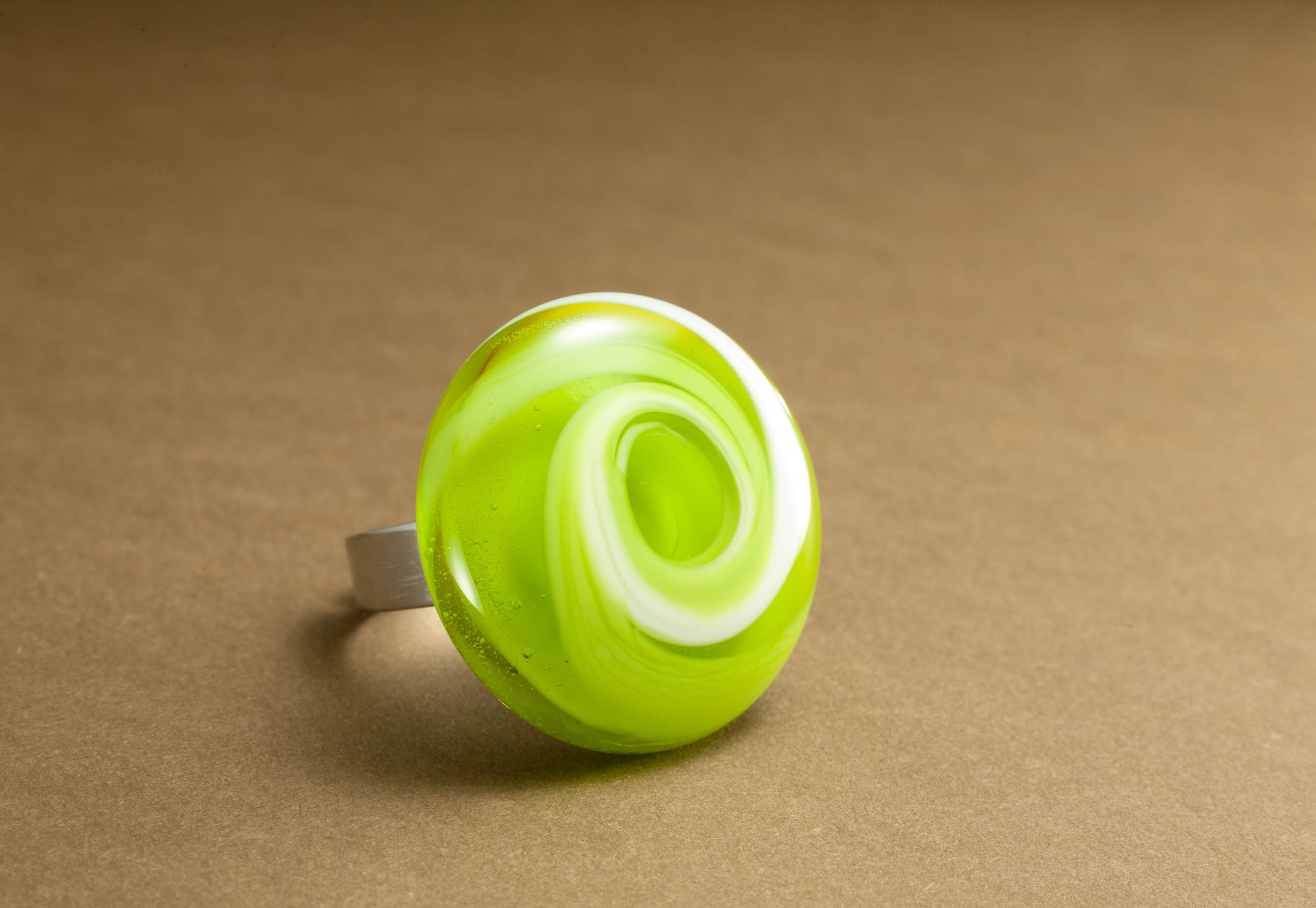 Prsten Spirala svijetlozelena prozirna sa zeleno-bijelom